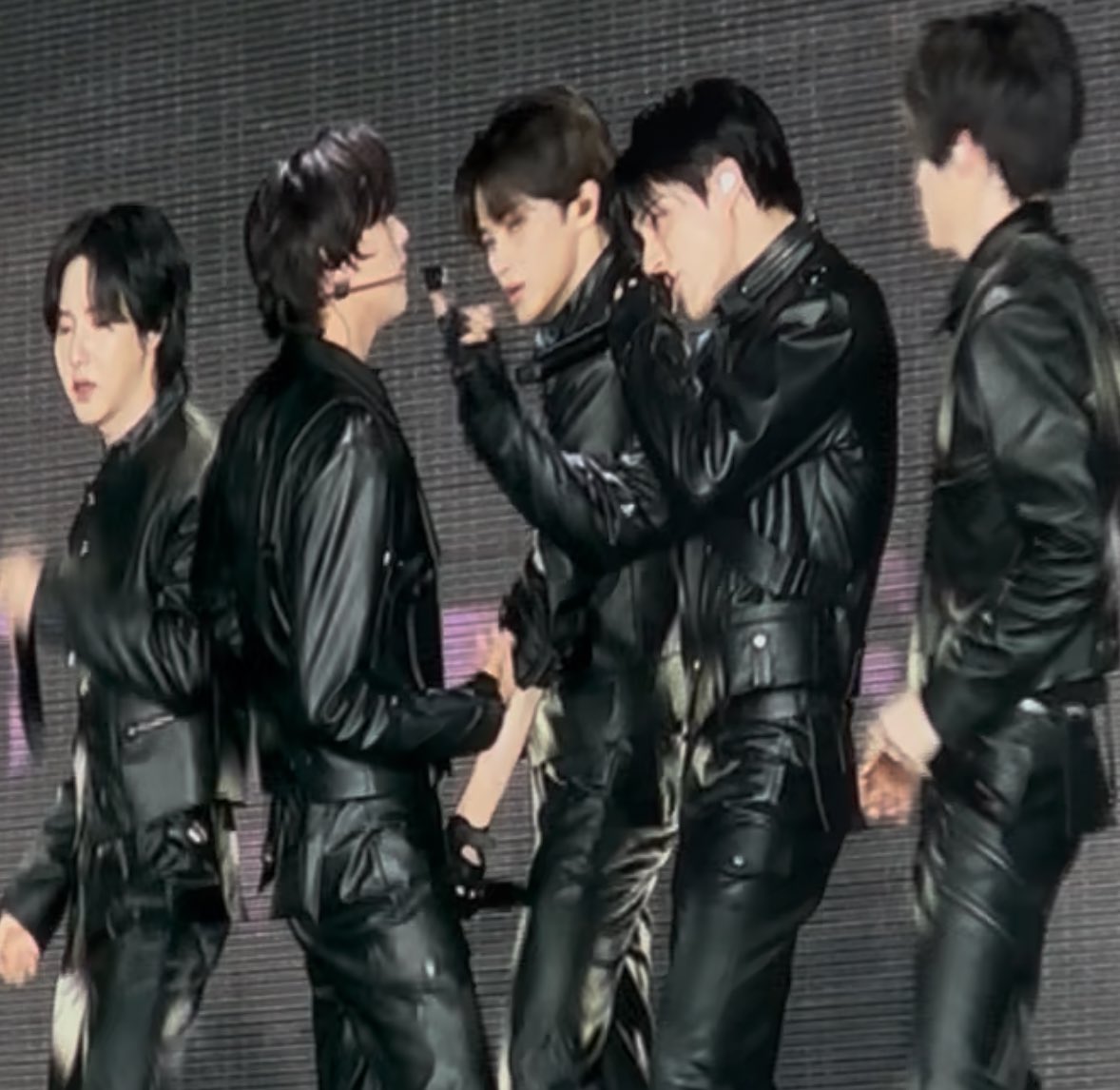 젠동 몸매죽이는거 볼사람