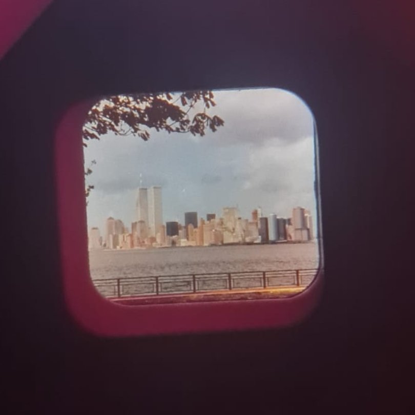 JartBanssen's tweet photo. Mijn zus stuurde weer eens een stukje nostalgie door. 😄 #TwinTowers #NewYork #ViewMaster https://t.co/G3OIsFPw8M