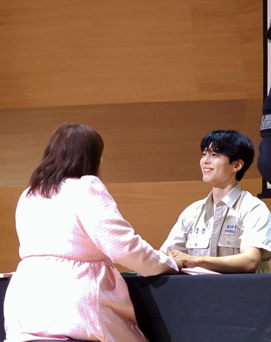 Traveling 2,500 km just to see that one smile. Worth every bit of it 🫠✨️🩷

#박보검
#ParkBoGum
 #パクボゴム
#朴寶劍 
#พัคโบกอม