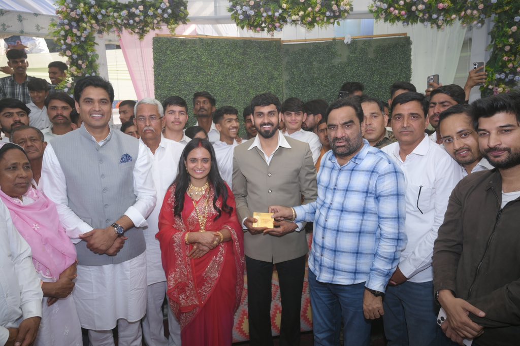 नागौर सांसद एवं आरएलपी सुप्रीमों आदरणीय बड़े भाई हनुमान बेनीवाल जी मेरे पैतृक गांव तिलोनियां पहुँच कर नव-विवाहित छोटे भाई को अपना अमूल्य आशीर्वाद प्रदान कर अनुगृहीत किया। 

आपका सादर अभिनंदन एवं आभार !
<a href="/hanumanbeniwal/">HANUMAN BENIWAL</a>