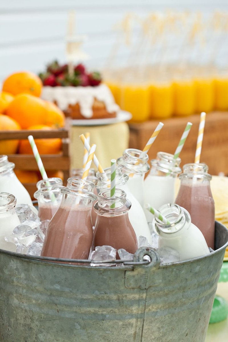 " Wah tampaknya sudah semakin ramai. Silahkan Nona &amp; Tuan sembari berbincang, bisa menikmati minuman yang telah kami sediakan. Semua free alcohol. Dan untuk anak-anak, kami menyediakan beberapa camilan"