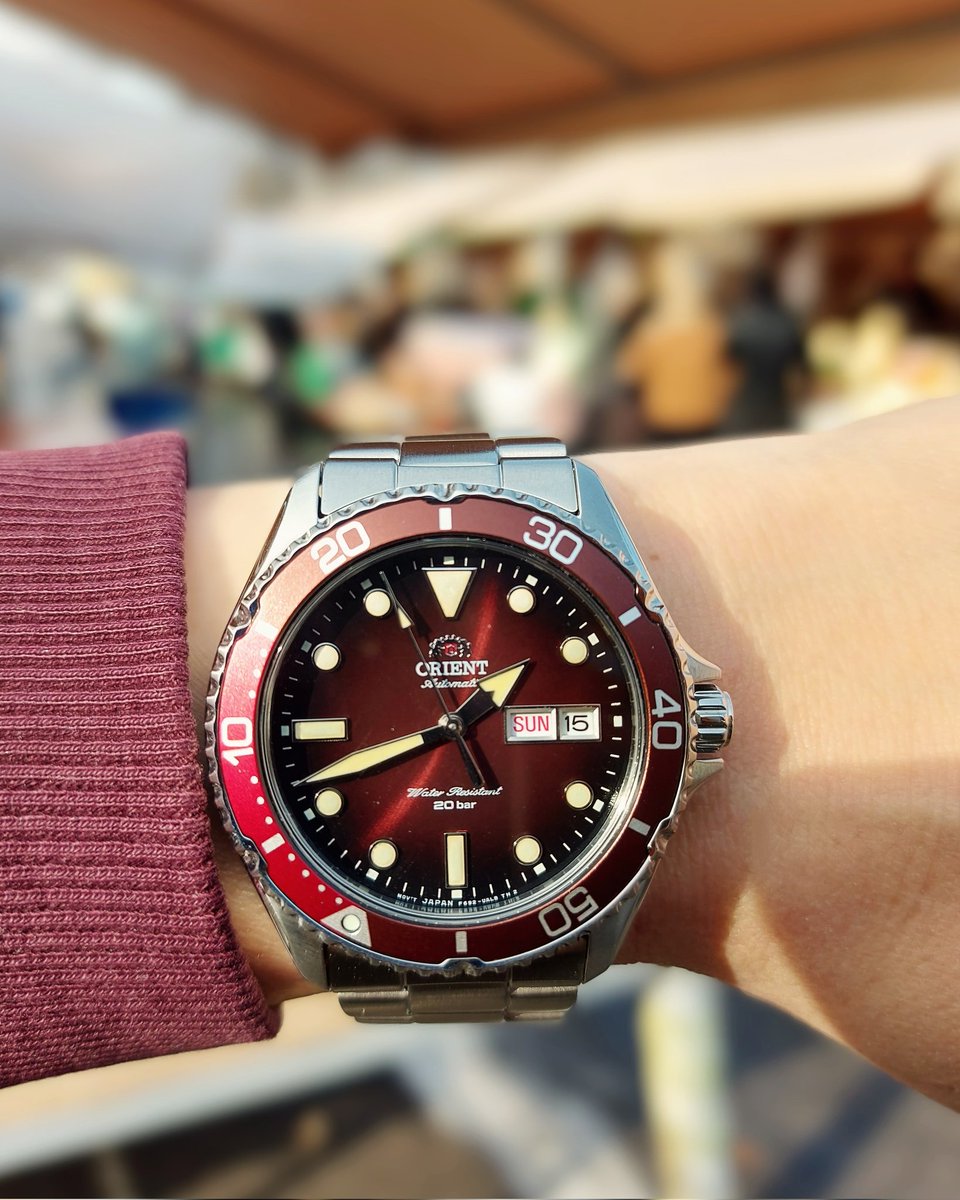 landashing's tweet image. シルクロードのどこかの露天市場で、カマスⅡが異彩を放っていた。
スパイスの香りと喧騒に満ちた中、陽光が赤いベゼルを照らすと、酒紅のダイヤルが銅と血の混ざった深い輝きを放つ。 
アランはふと思う。
ここら辺のどこかに、回復草薬を売ってる露店がある気がする……。
#カマス2 #深紅の狂気🦈