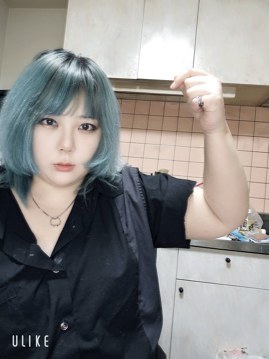 nikutabetai200's tweet image. 色々なポーズ