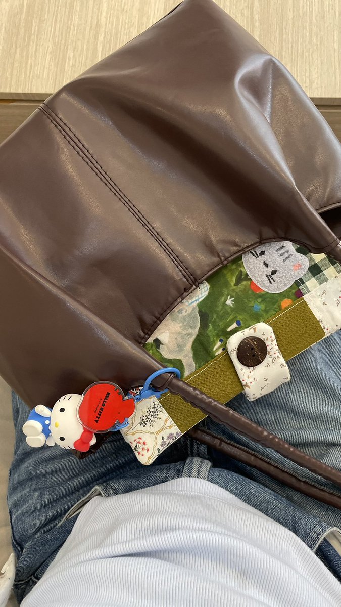 หนูห่างพี่ไตรไม่ได้ค่ะ พาสุดหล่อไปทำงานด้วยกัน 🙂‍↕️
#abookinabag