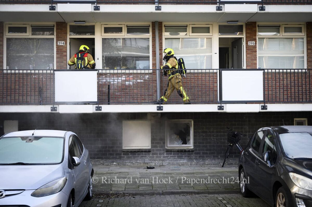 Brandweer alarmeert meer eenheden voor brand onder appartementen