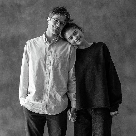 hello not me realizing they were holding hands please tell i wasn’t the only one just realized that 😭