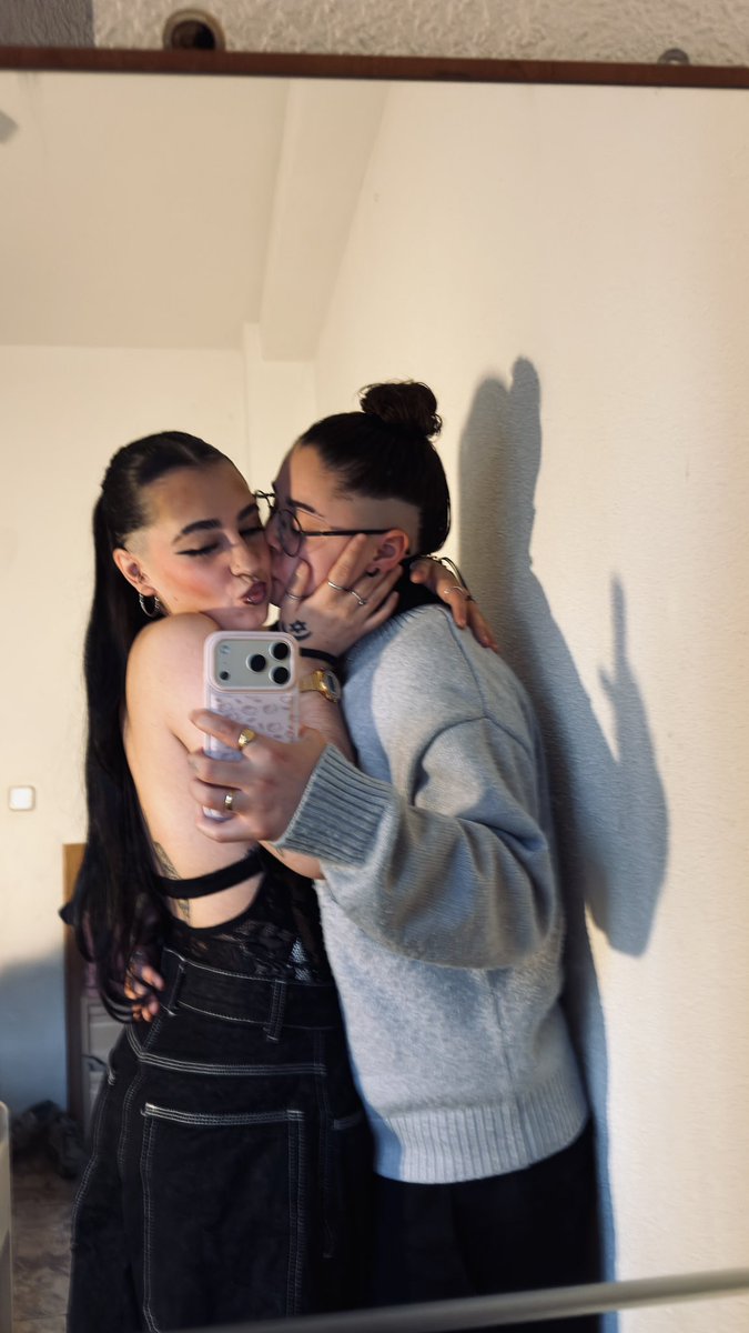 tres años celebrando el 14 y cada año es aún más especial que el anterior 
te quiero amor de mi vida💌👩🏻‍❤️‍💋‍👩🏻💞💐💋💓