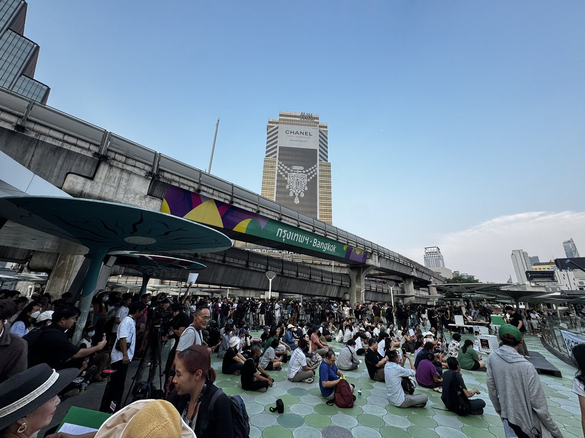 arsarn's tweet image. คนเริ่มมากันแล้ว หางแถวเริ่มยาว มาแสดงออกกัน
#ม็อบ15กุมภา69 #กกตหค #กกตต้องติดคุก