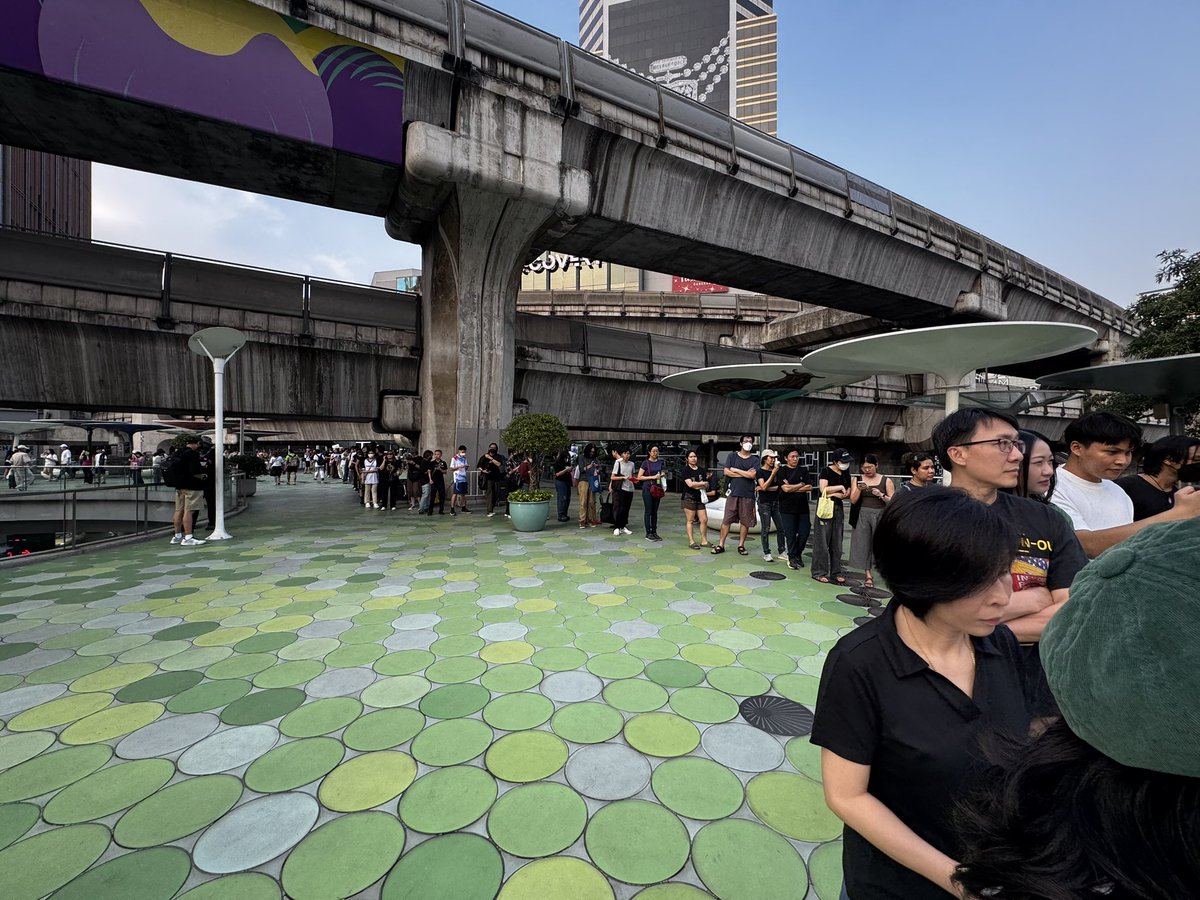 คนเริ่มมากันแล้ว หางแถวเริ่มยาว มาแสดงออกกัน
#ม็อบ15กุมภา69 #กกตหค #กกตต้องติดคุก