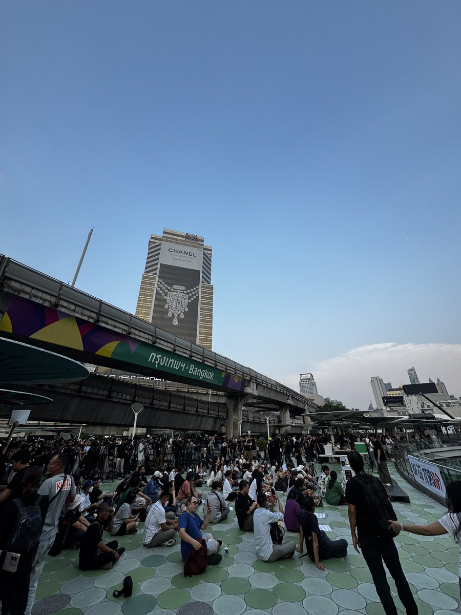 arsarn's tweet image. คนเริ่มมากันแล้ว หางแถวเริ่มยาว มาแสดงออกกัน
#ม็อบ15กุมภา69 #กกตหค #กกตต้องติดคุก