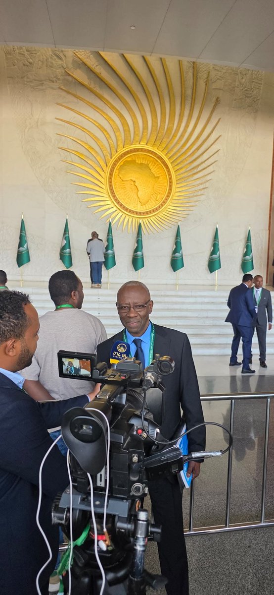 Desde #39CumbreUA, #Cuba🇨🇺 denunció medidas de presión que afectan la cooperación con África.
Emb. <a href="/LucasDHernCuba/">Ambassador of Cuba to the African Union</a> ratificó compromiso inquebrantable con la solidaridad y el desarrollo conjunto en entrevista con <a href="/HagerieT/">ሀገሬ ቴቪ- Hagerie TV</a>. 
📌facebook.com/share/p/1BrCCL…

#CubaÁfrica 🇨🇺🌍