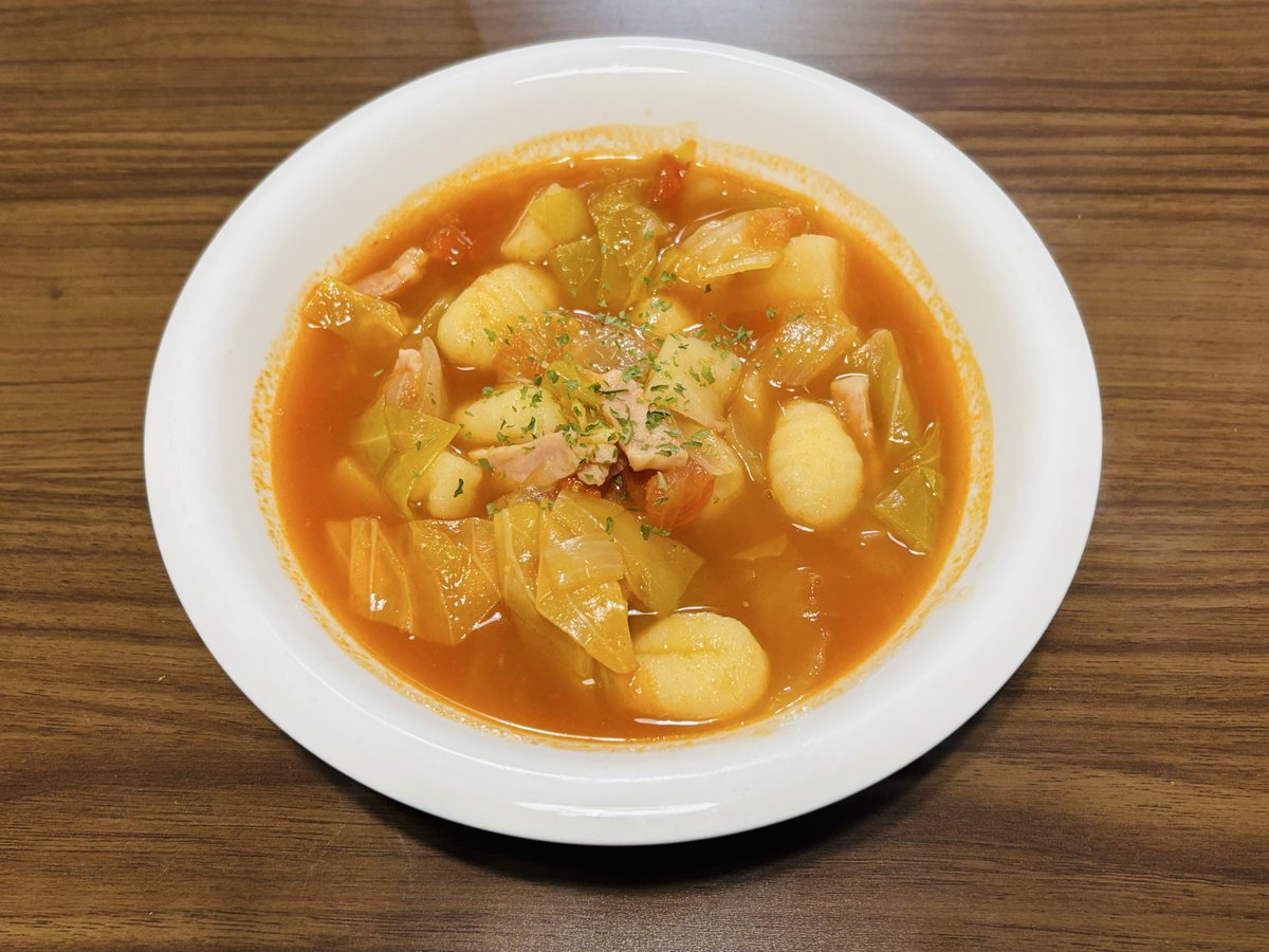 今日はニョッキ入りのミネストローネ☺️🍅
液状タイプのミネストローネの素は便利だねぇ😌

 #焚き火を囲む旅人の集い