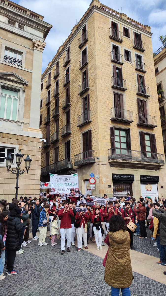 Anem cap a Plaça Sant Jaume en cercavila i entrem a plaça acompanyats de les nostres gralles i timbals 💯🥁
#laCollaEtsTu #castells
