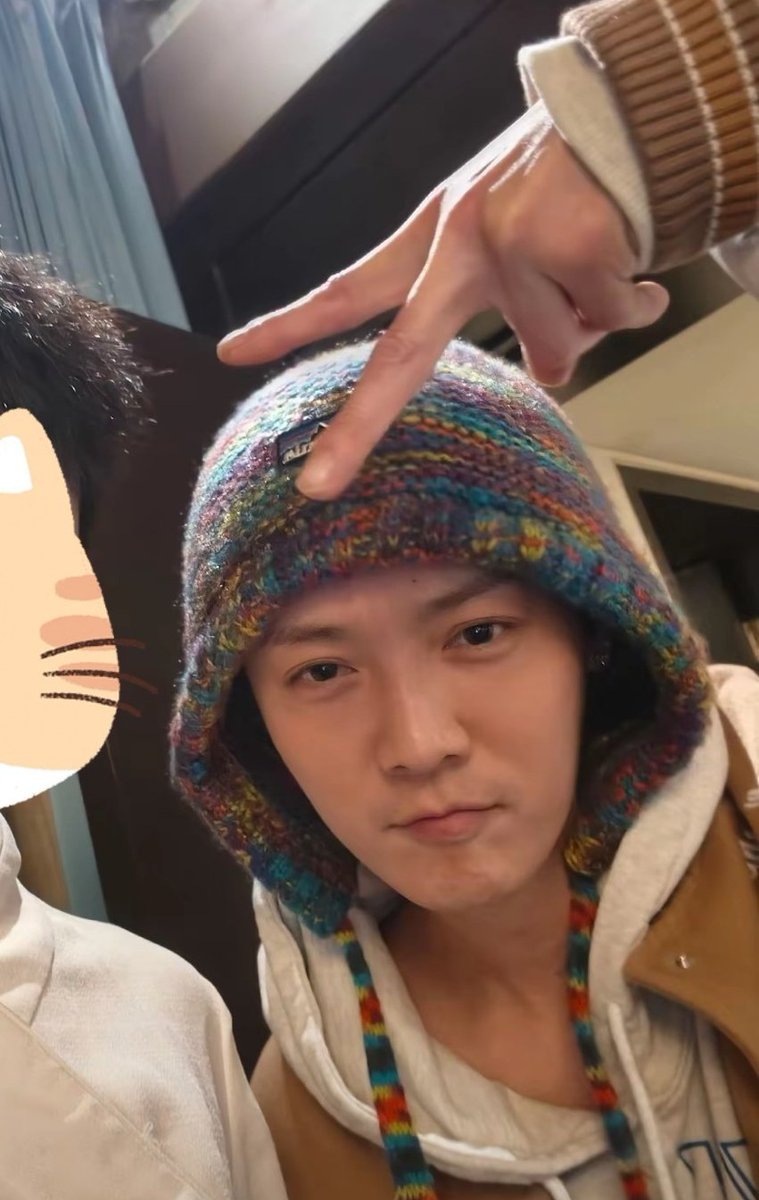 I can’t help but feel a little jealous of those who get to see him in their everyday lives 🥹 that handsome one with the soft, sleepy eyes~ #LuHan