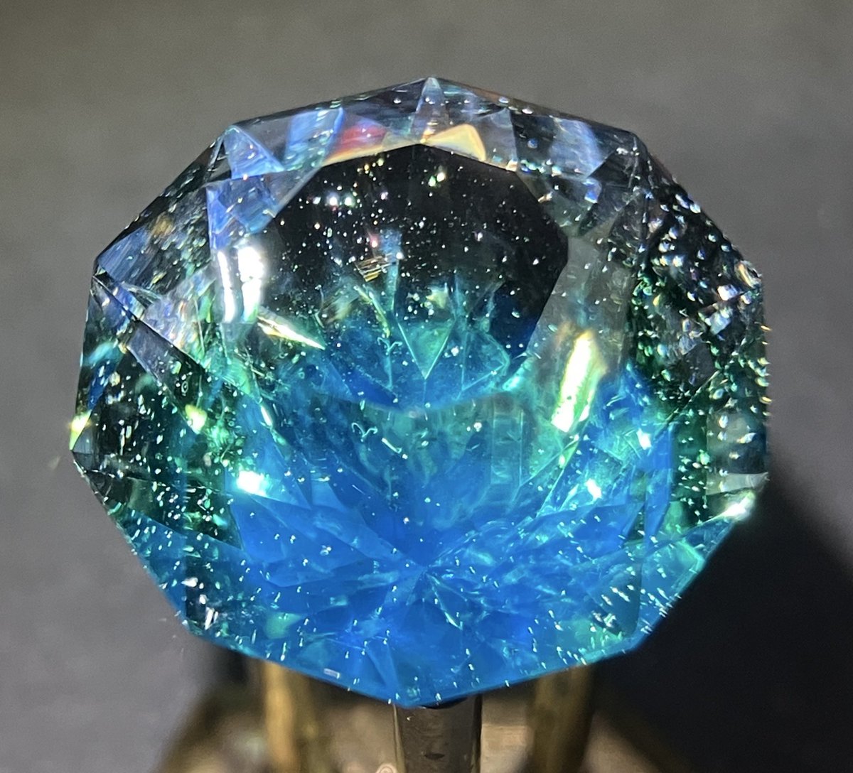 底に不思議な色の泉を抱えたガラスの宝石。