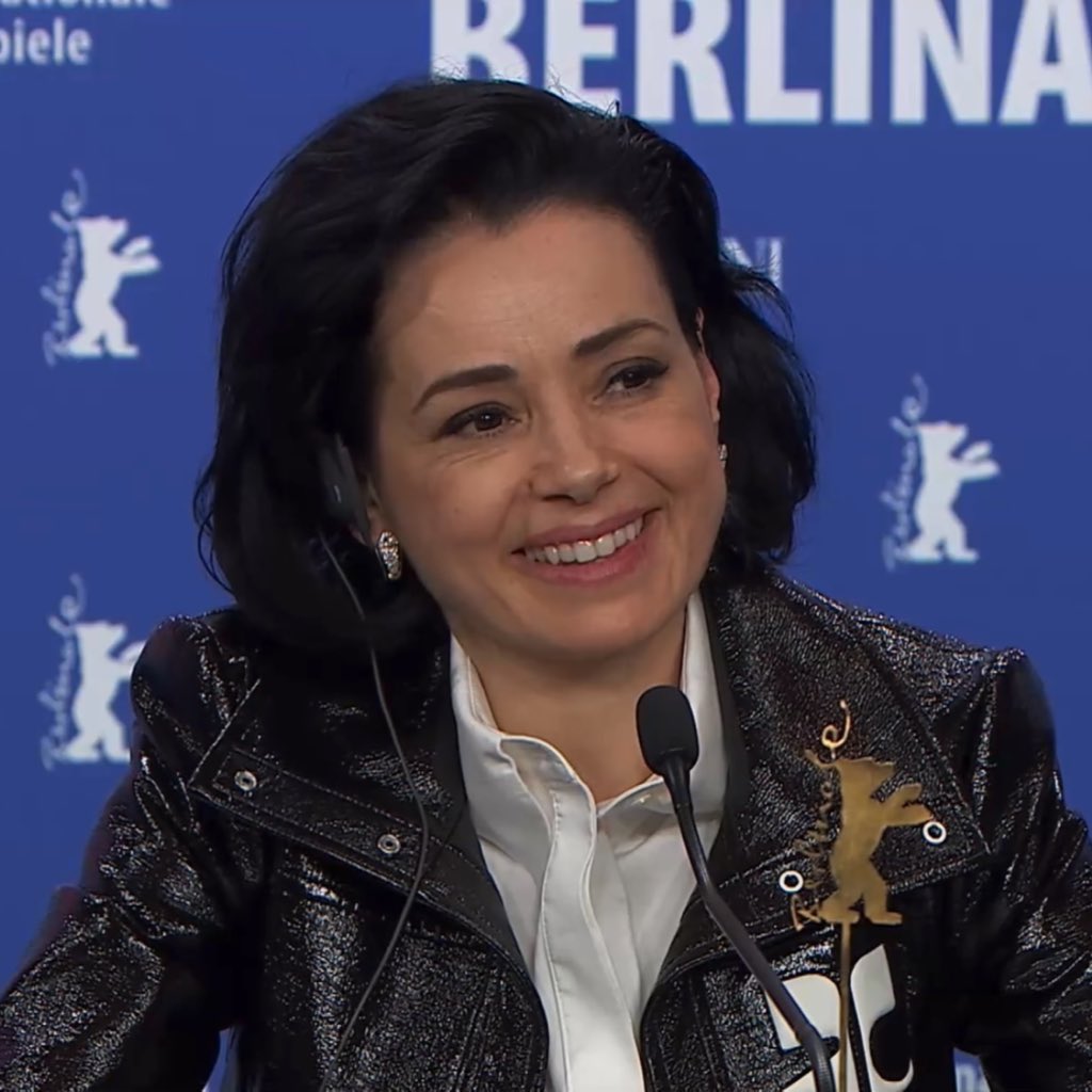 şu an tüm türkiyede, her görüşten insan onu övüyor bu ülkede çok nadir görülen bir olaydır sen başardın özgü namal