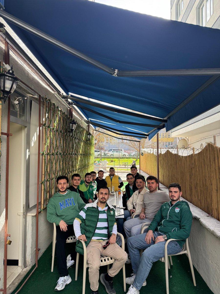Maç öncesi mezun abilerimizle omuz omuza geldik. Birlik ve beraberliğimiz daim olsun. Ünitimsah BİLECİK ailesi her zaman bir arada! 🐊