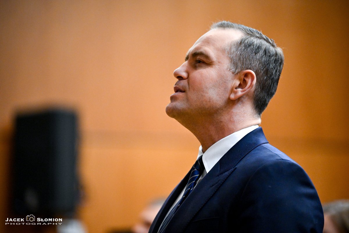 Wywiady Nawrockiego i jego żony to skoordynowana akcja wizerunkowa.
Notowania lecą w dół, zaplecze próbuje przerzucić uwagę i skierować dyskusję na inne tory. Słowa prof. Dudka o tym że Nawrocki jest bezwzględny, niebezpieczny i skłonny do mijania się z prawdą, są wciąż aktualne.