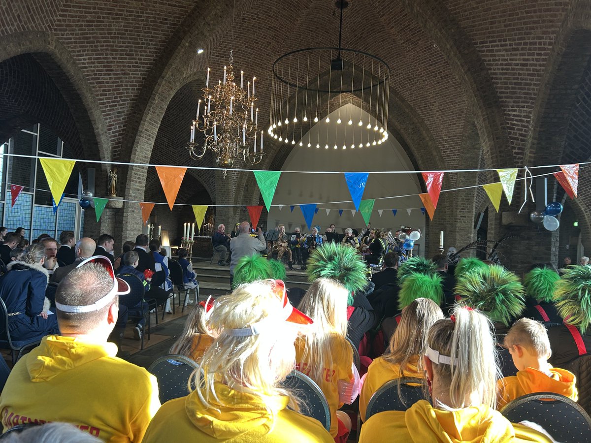 Leoniebramel's tweet photo. Carnaval, ook een feest van saamhorigheid, met een lach en een traan. Kerk stampvol. Waar een klein dorp groot in kan zijn. Trots! #Leefbaarheid #KleineKern #Platteland #Carnavalsmis #Megchelen https://t.co/pITfZJD4Lf