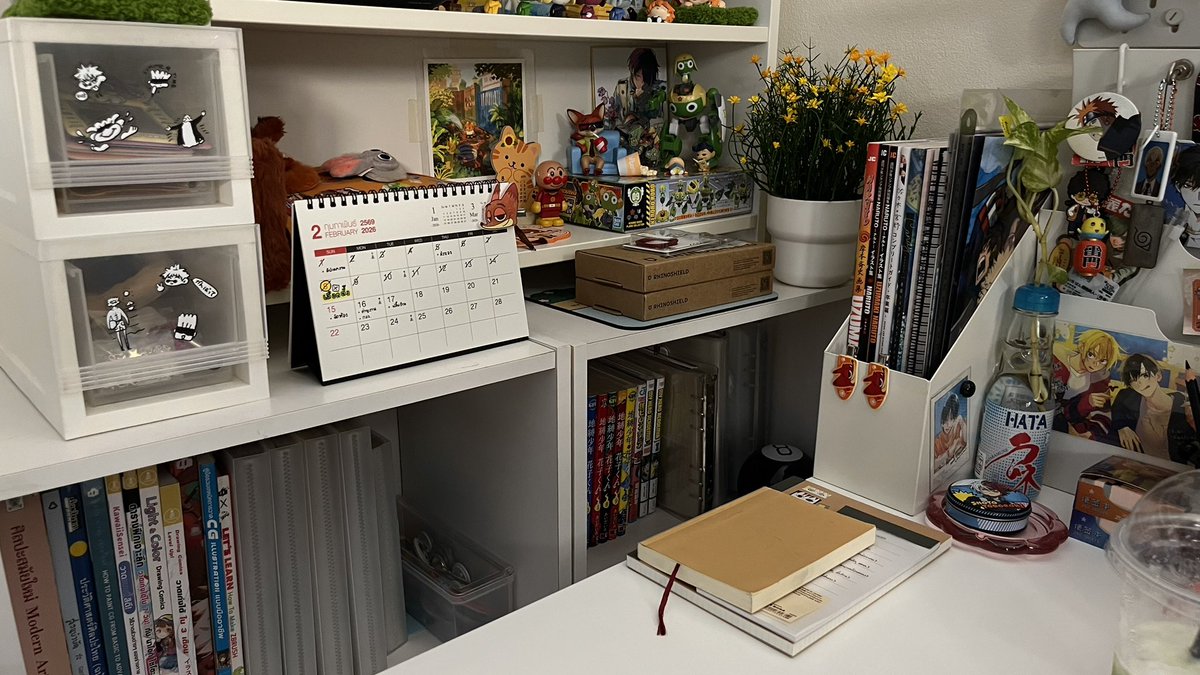 #รีวิวโต๊ะทํางานนักวาด 

โต๊ะทำงานตอนนี้ค่ะ ดูเบาตาขึ้นนิดหน่อยเพราะทำการโล๊ะกู้ด 5555 ปีนี้ตั้งใจจะฝึกวาดในคลิปสตูให้มากขึ้น(วาดแต่ในไอแพด😅) และหาจอเสริมอีกอัน