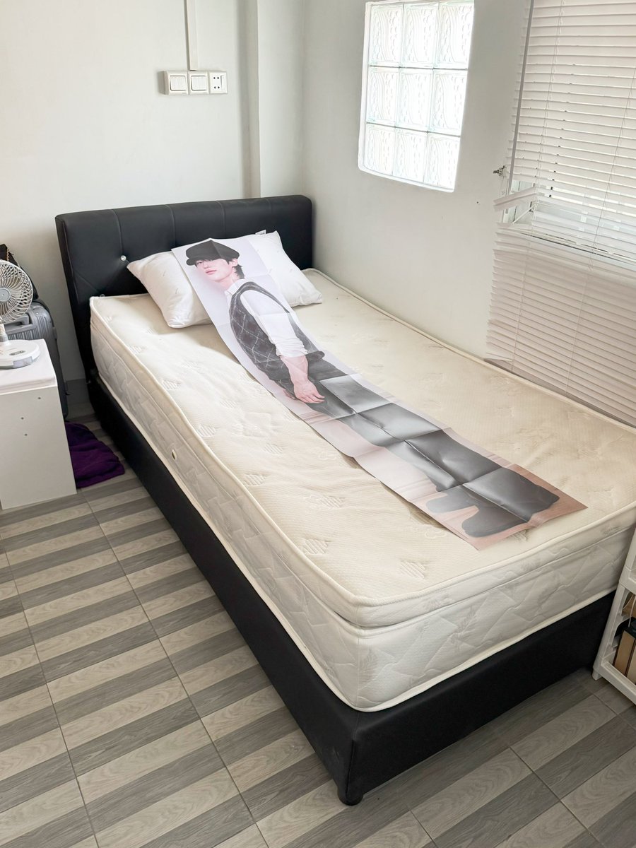 SamSwan25457381's tweet photo. They really printed him life-size… now he’s taller than my bed >.<♡ 🫵🏻
#ByeonWooSeok #변우석 https://t.co/WUvtgwmK2E