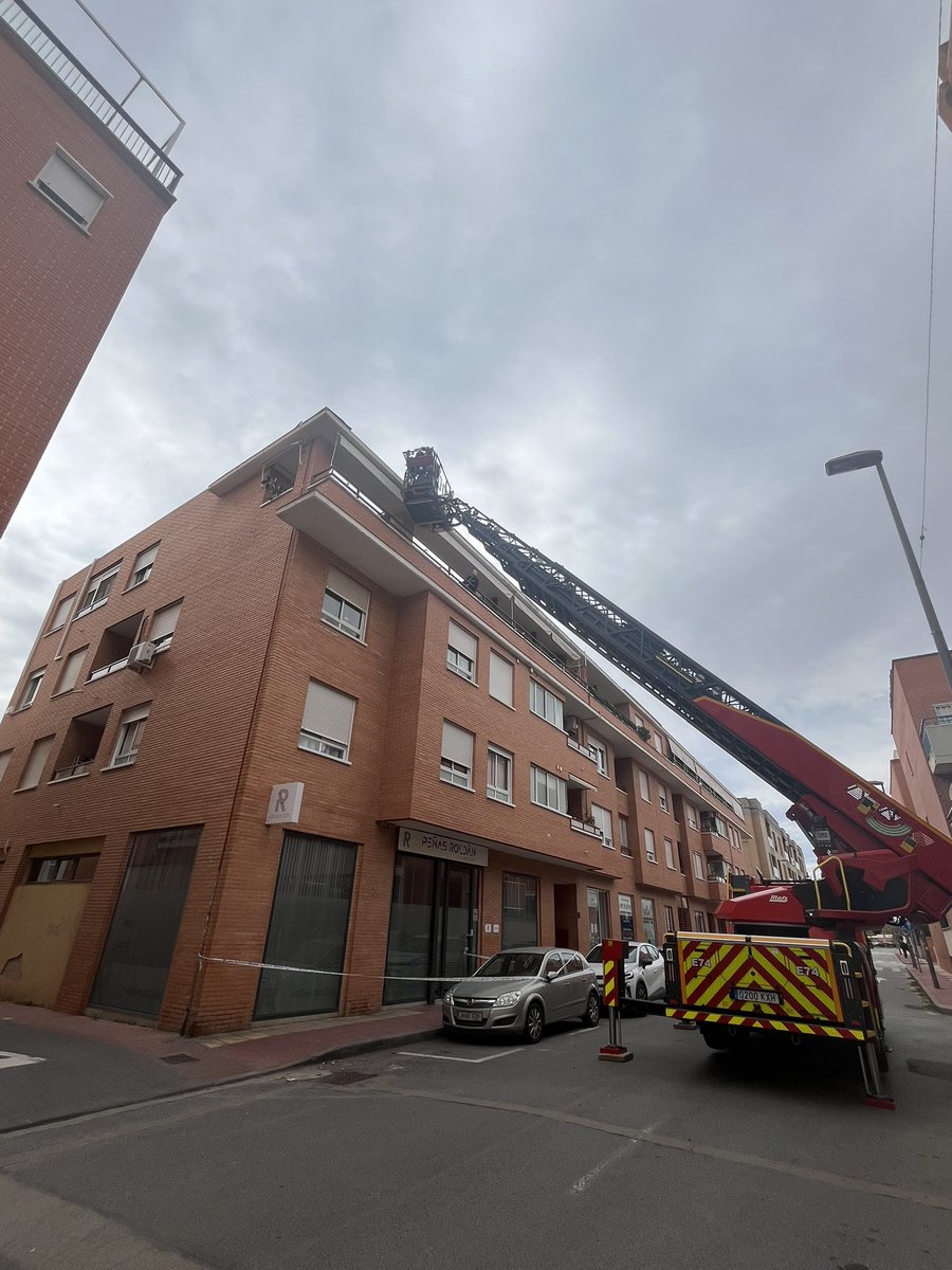 Tejas en voladizo de edifico en Calle Rey Lobo. Acuden a la llamada Policía y Bomberos, cortando calle y saneando la zona. Más de 20 tejas sueltas. Seguimos! 

Gracias <a href="/MurciaPolicia/">Policía Local Murcia</a> <a href="/BomberosMurcia/">Bomberos Murcia</a>
