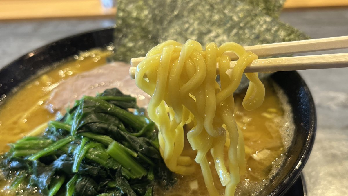 oinagoya's tweet photo. 家系ラーメン桜家 のラーメンを食べに、名古屋においでよ。
濃厚スープが麺に絡む、満足度の高いラーメンだよ。

行列のできる人気店で、素敵な1杯に出会ってね～🍜 https://t.co/7K5AyPp8E3