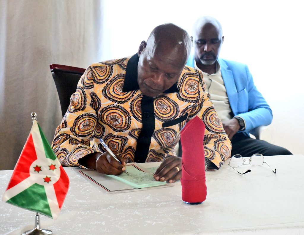 ABPInfos's tweet image. Les natifs de #Matongo en @PButanyerera se reunissent ce dimanche‚ en zone #Banga‚ pour échanger sur les realisations semestrielles et se fixer les perspectives d'avenir. Cette activité a été rehaussée par la présence du président de l'@nshingamateka‚ Daniel Gélase Ndabirabe.