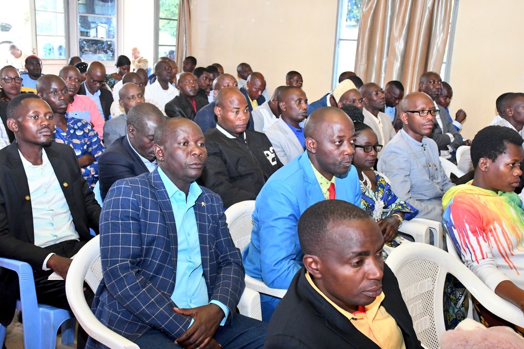 ABPInfos's tweet image. Les natifs de #Matongo en @PButanyerera se reunissent ce dimanche‚ en zone #Banga‚ pour échanger sur les realisations semestrielles et se fixer les perspectives d'avenir. Cette activité a été rehaussée par la présence du président de l'@nshingamateka‚ Daniel Gélase Ndabirabe.