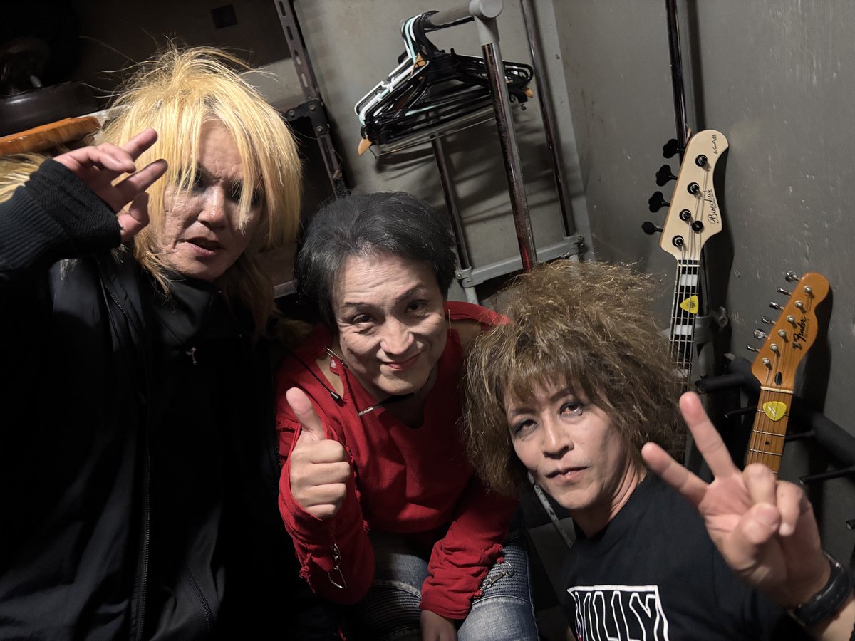 MMIIZZUUKKII14's tweet photo. サミー君還暦パーティ！
愛に溢れた素晴らしいイベントでした。
久々に見たビリスラのライブ、懐かしい曲の数々は感慨深いものがありました。
長い長いビリスラの歴史の中のほんの僅かではありますが、その一部になれたことは誇りであり自慢です。

思ひ出いっぱい
with サミー君&amp;シェラ
withヒカリン https://t.co/0Y4UccJhXg