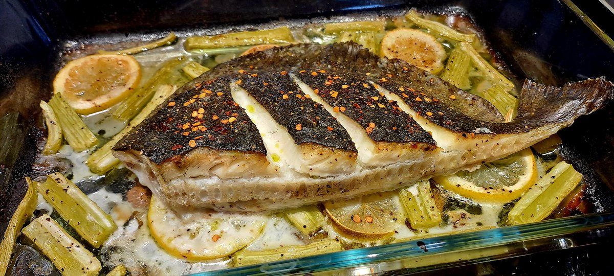 CarinaCrucho's tweet image. Turbot 🐟. Lemon 🍋. Celery and olive oil 🫒. Nothing more, nothing less. 👩🏻‍🔬👩🏻‍🍳 #ChemistsWhoCook @ChemistsWhoCook #turbot #ovenbaked #homecooking