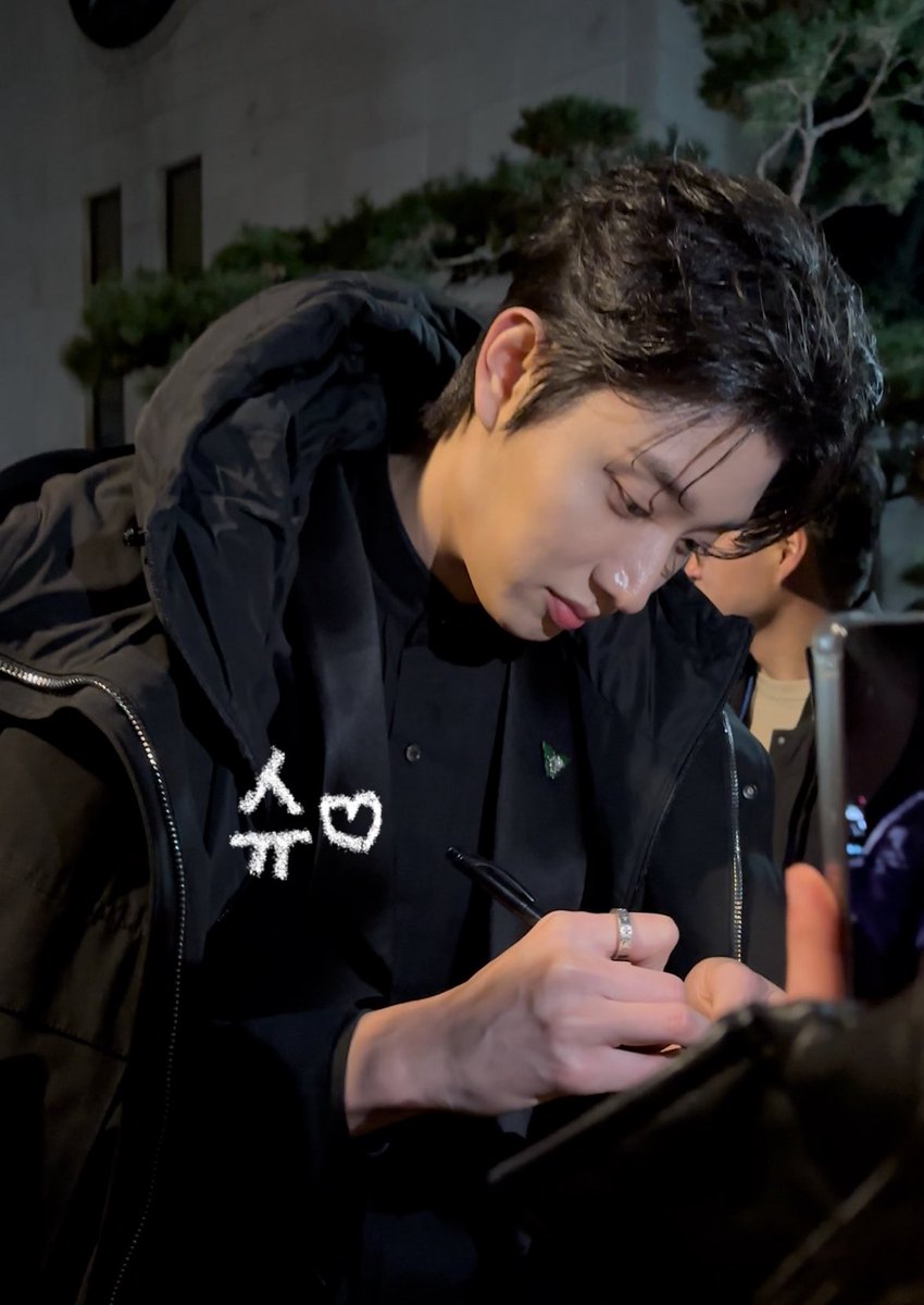 슈 tweet media