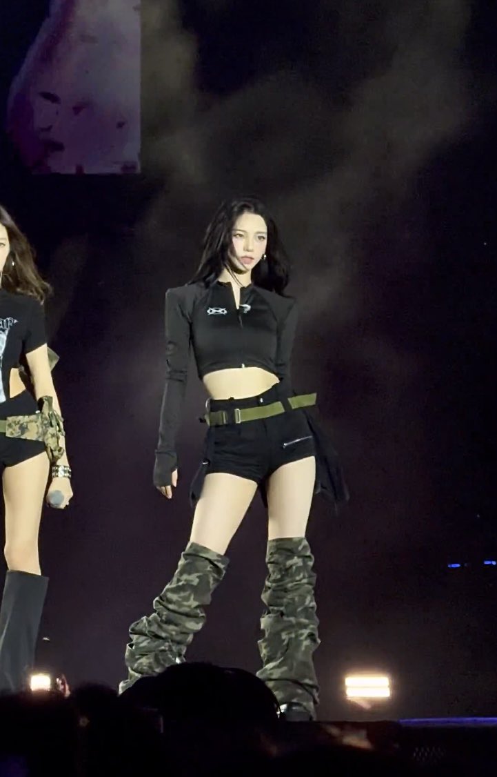 ujiminphoria's tweet image. THIS PHOTO OF KARINA?? SHE LOOKS UNREAL