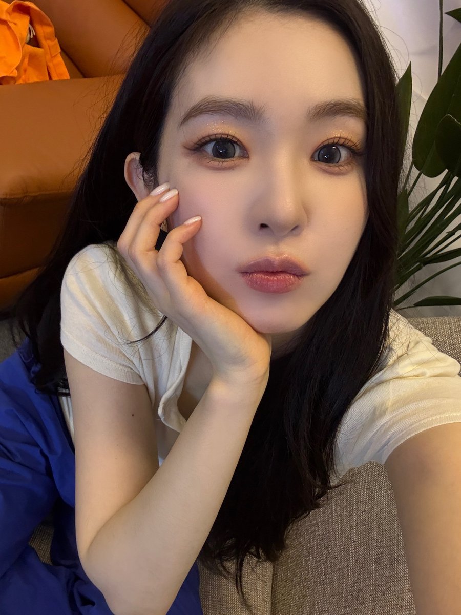 renevibae's tweet photo. Golden hour glow, even indoors. https://t.co/yBesJFWdyy