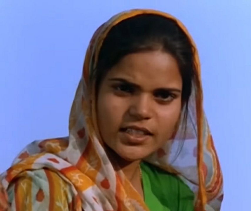 Bandit Queen का सीन है जिसमें वीरांगना फूलन देवी जब कुएं पर पानी भरने जाती हैं

तब एक महिला जिसे घर परिवार में जातिवाद करने की ट्रेनिंग दी गयी है, फूलन देवी से कहती है

यहां अगड़ी जातियों का घड़ा रखा है, तू उस तरफ रखकर पानी भर.

आरक्षण इसी कारण है OBC SC ST उस तरफ भी पानी भरेगा