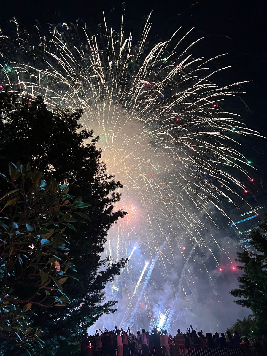 xiaoshui9779's tweet photo. “岁末将至，敬颂冬绥。祝大家在新的一年里，所得皆所愿，所行皆坦途。新年快乐！🎆” #新年快乐 https://t.co/oAllOQ3oKa