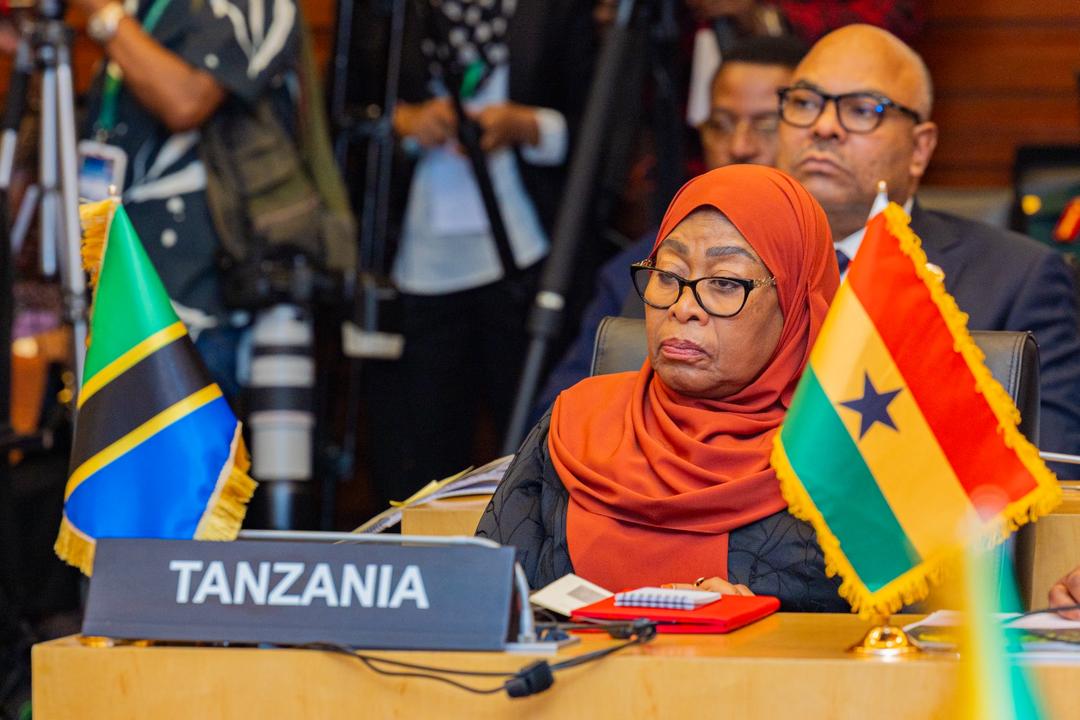 Mama yuko kazini kuijenga nchi.