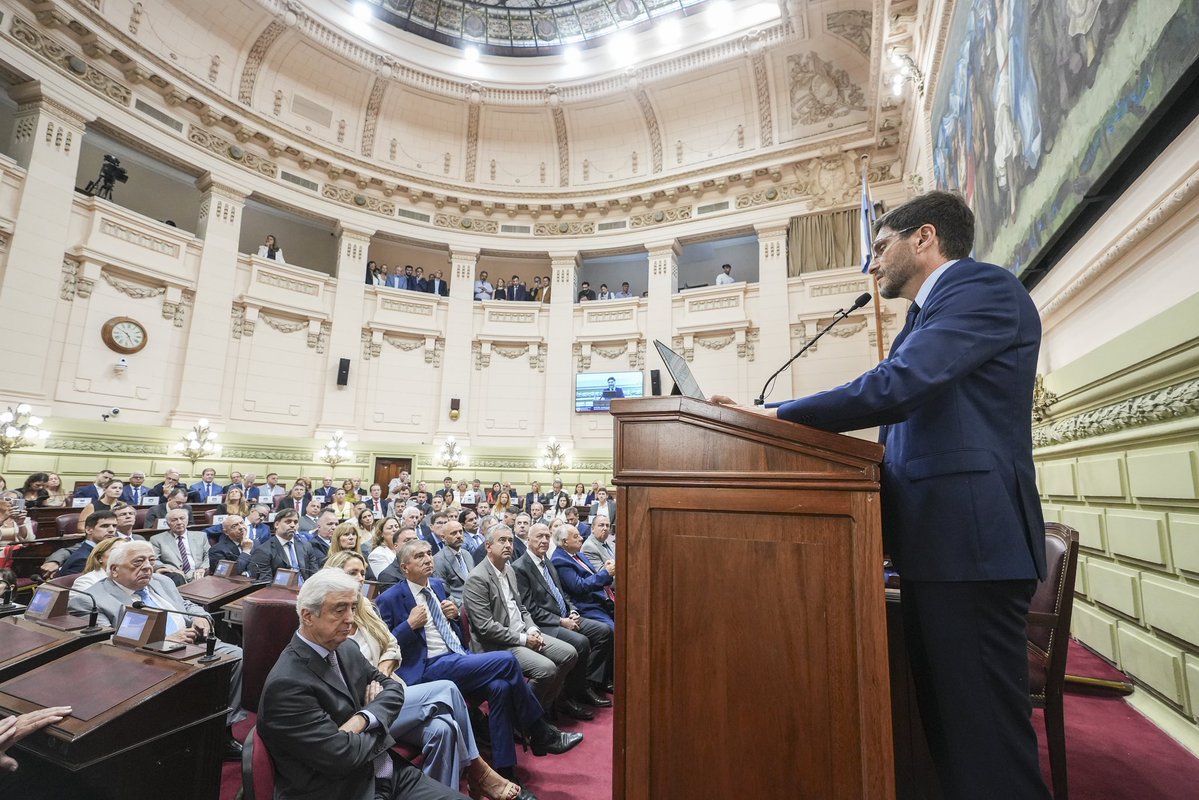 Nos toca la responsabilidad de abrir este Período de Sesiones Ordinarias N° 144 de la Legislatura de Santa Fe, en un momento de transformaciones en nuestra provincia.

Reformas que decidimos encarar sin especular, sabiendo que implican asumir costos, pero que el tiempo es escaso
