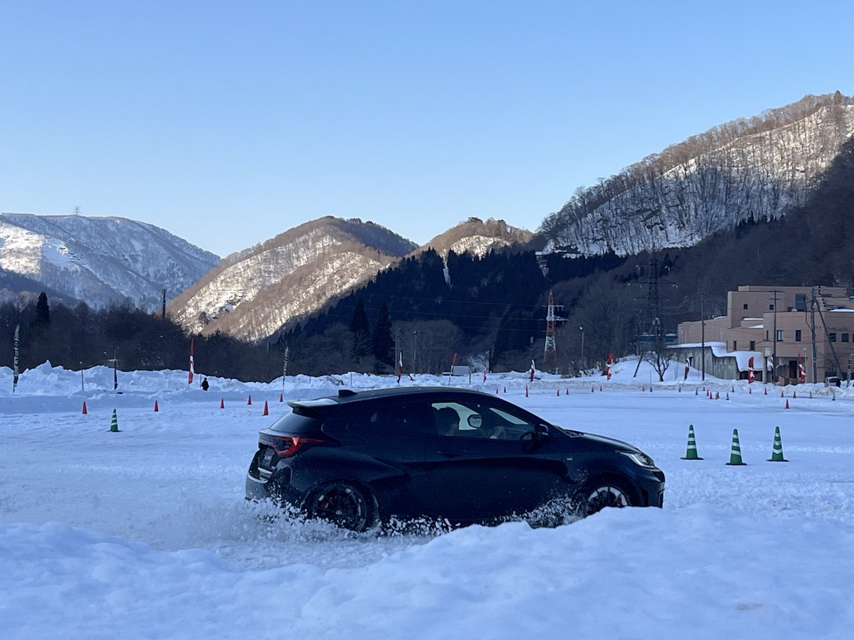 415Hama's tweet image. 塩沢の寿司道楽さんに伺った帰りに 苗場のsnow driveイベントに立ち寄ったら 最終回の抽選に間に合い 念願のDDT車の雪上試乗会を体験！暴れる車体を思いっきり走らせて（？）最高の休日でした！#snowdrive2026
#GR