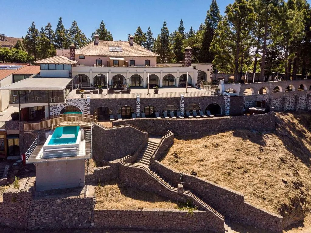 DutchFlyGuys's tweet photo. **Verbluffende Vergezichten in Gran Canaria**

Ontsnap naar Parador de Cruz de Tejeda! Bewonder de iconische Roque Nublo, ontdek eeuwenoude grotten en geniet van de omhelzing van de bergen met elke ademteug #gran canaria #parador de cruz de tejeda https://t.co/SqycOin6Kz