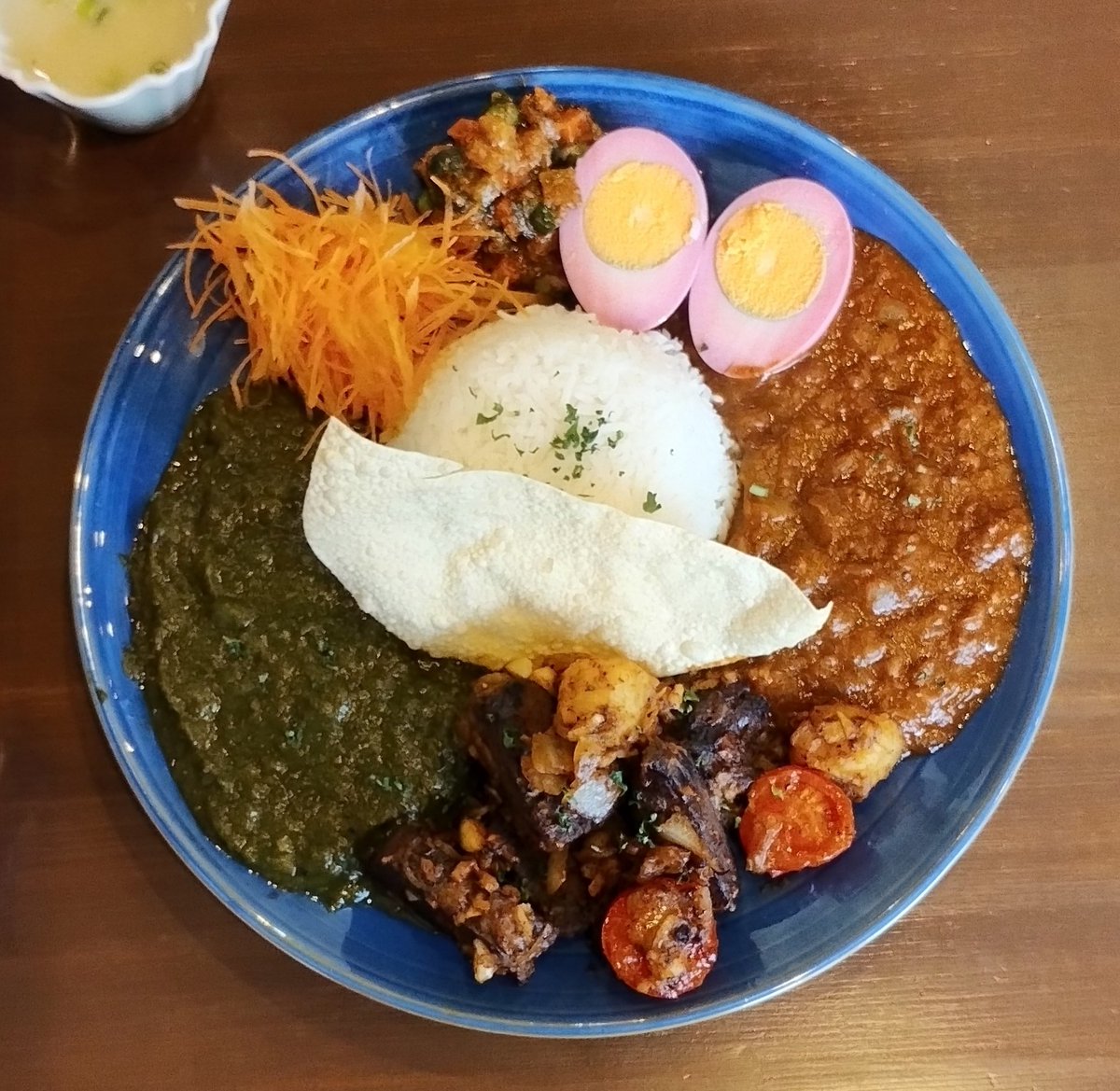 mini9216's tweet photo. 2/15 #TAMACURRY
【期間限定ワンプレートカレーランチ】
❏牛タンと2種のカレー
ソテーした牛タンは厚みがあり柔らかくまるでステーキ!
玉ねぎベースとほうれん草ベースのカレー2種は野菜の甘みとスパイス遣いが絶妙。
キャロットラペなどの副菜、スパイススープも美味しく大満足😊👍 https://t.co/TRPxE6JXpQ