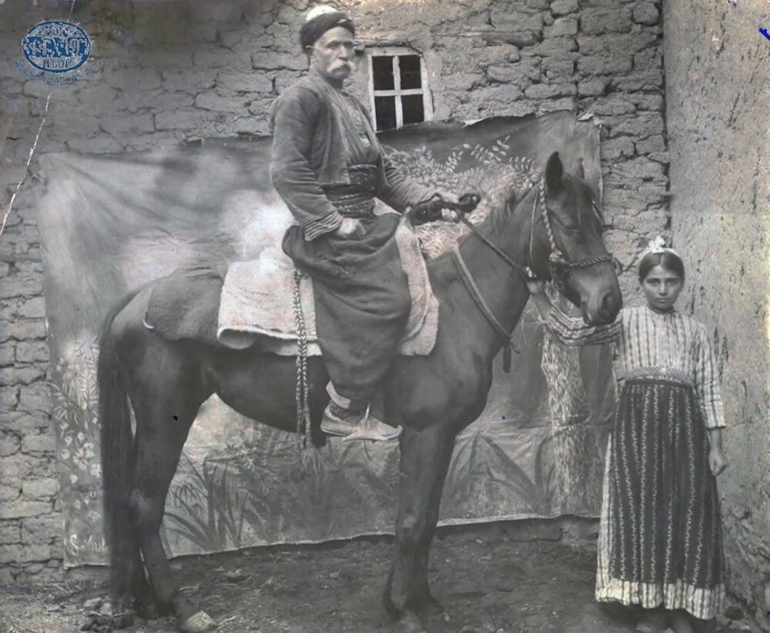 husrevharputi's tweet photo. a local kurdish chieftain from elazig (kharput) posing with his young daughter and his horse.

begekî herêmî ê kurda ji elazîzê (xarpêt) bi keçika xwe a piçûk û hespa xwe ponz dide.

📸 the late 1890s. (source: amherst college, archives and special collections) https://t.co/9TMkh8V7DR