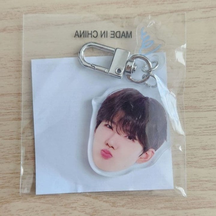 e4kyumerch's tweet photo. wts lfb ph treasure 

junkyu face acrylic keychain from mercari (2 slots avail)

- ₱569 + isf/lsf to follow 
- PAYO to secure
- DM/Comment to claim
- FETA upon shipout of byahera
- gcash/jnt/grab/lalamove

#e4kyumerch https://t.co/IFdKXgtkHc