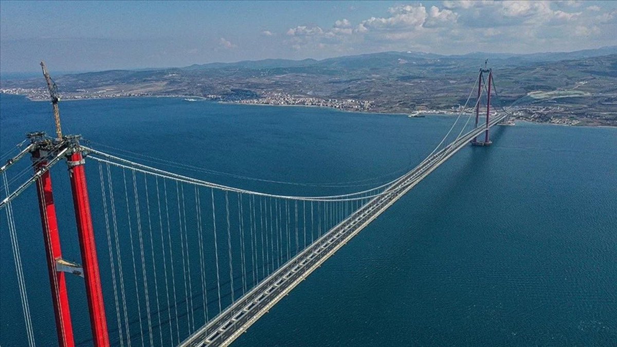 ÇANAKKALE BOĞAZI GEMİ TRAFİĞİNE KAPATILDI

Çanakkale Boğazı, etkili olan fırtına nedeniyle saat 10.30 itibarıyla çift yönlü gemi trafiğine kapatıldı.

Gemi Trafik Hizmetleri Müdürlüğü, geçişlerin durdurulduğunu kaptanlara telsiz anonsuyla bildirdi.

Ayrıca Geyikli–Bozcaada ve