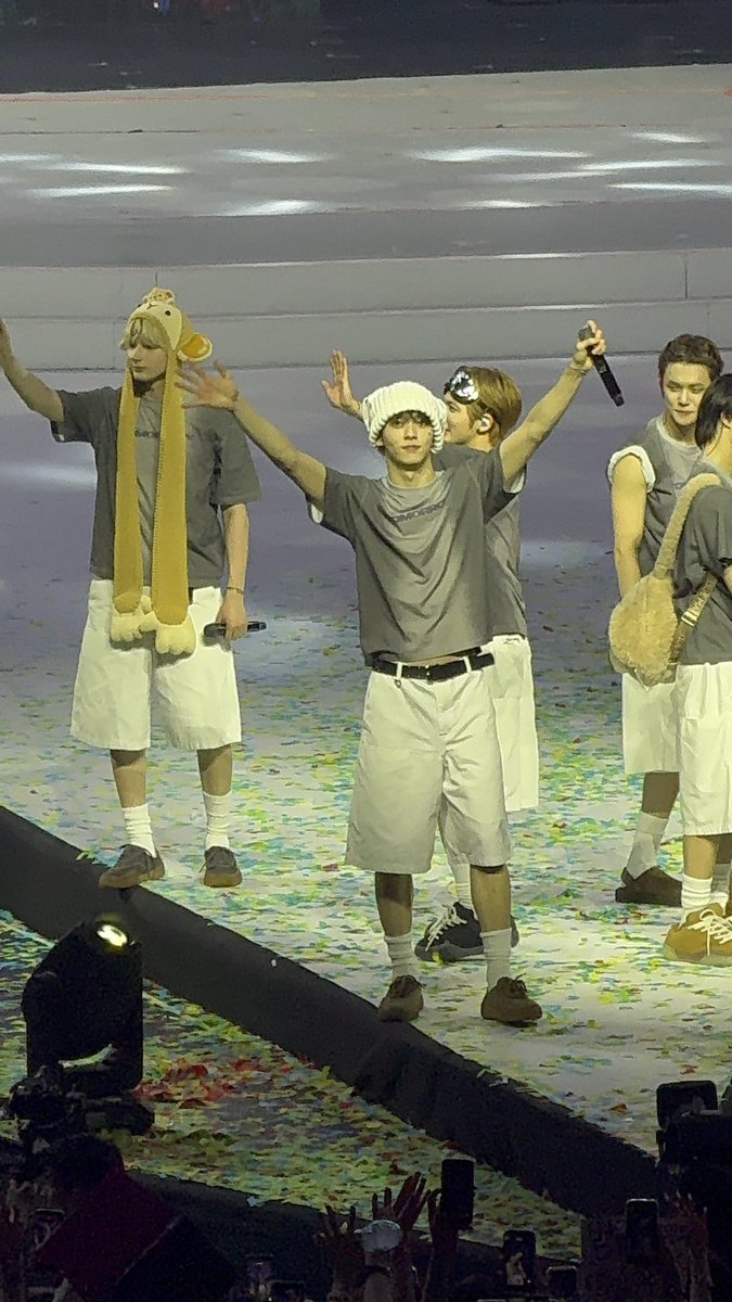 maaf syakap tapi time ni dia tgh tgk saya kat atas 🙂‍↔️