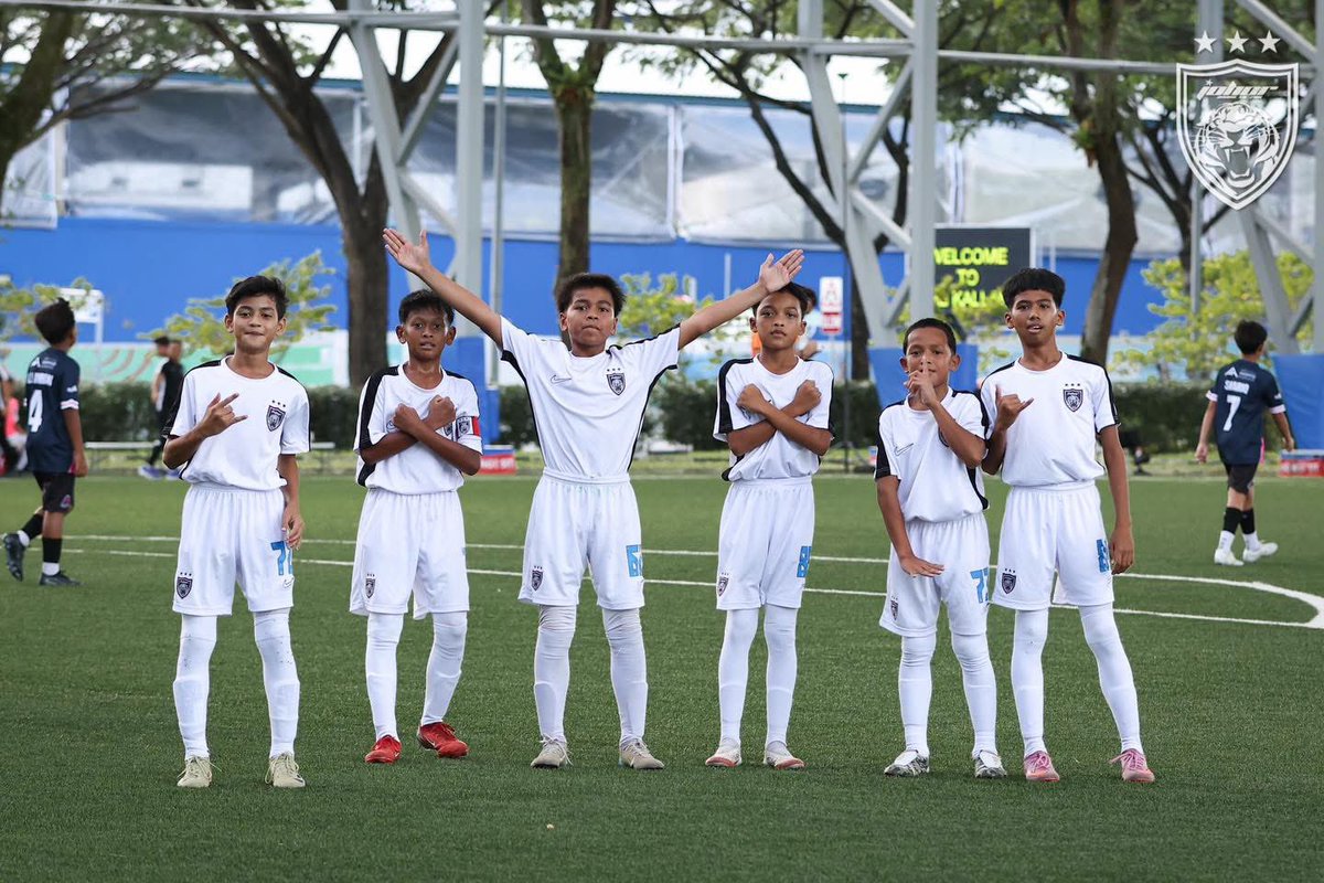 OfficialJohor's tweet photo. 𝟐𝟎𝟐𝟔 𝐒𝐈𝐍𝐆𝐀𝐏𝐎𝐑𝐄 𝐘𝐎𝐔𝐓𝐇 𝐋𝐄𝐀𝐆𝐔𝐄 𝐔𝐍𝐃𝐄𝐑 𝟏𝟑

FT: FLAIR FA [0-14] JDT U12 

More photos at https://t.co/YnjHxSQsuT

Hidup Johor Demi Johor
#WhatCanYouDo
#TheTMJeffect
#HarimauSelatan
#SouthernTigers
#PermataSelatan
#JewelOfTheSouth
#JDTuntukSemua
#JDTforAll https://t.co/z4zF6K5PMq