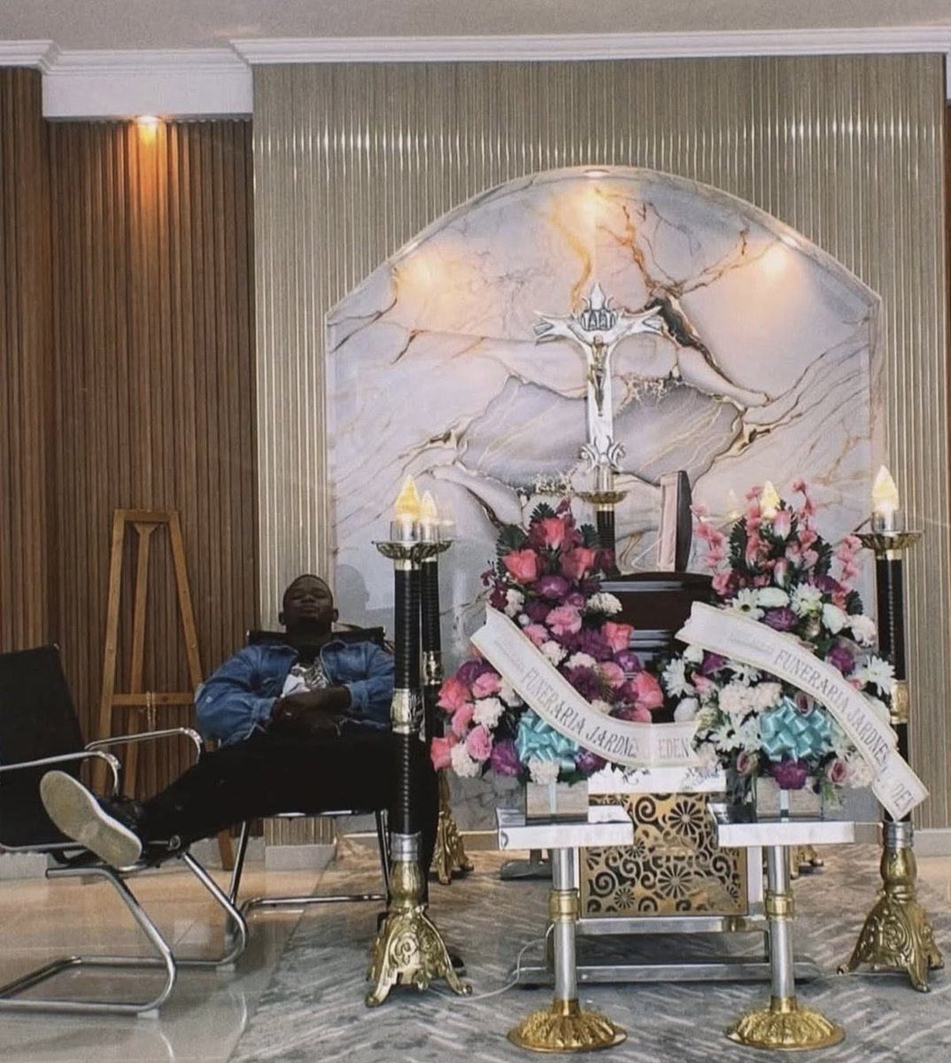 Husband sticks beside his wife with terminal illness to the very end of her last days! “Till death do us part!” 🙏🏽📷📷