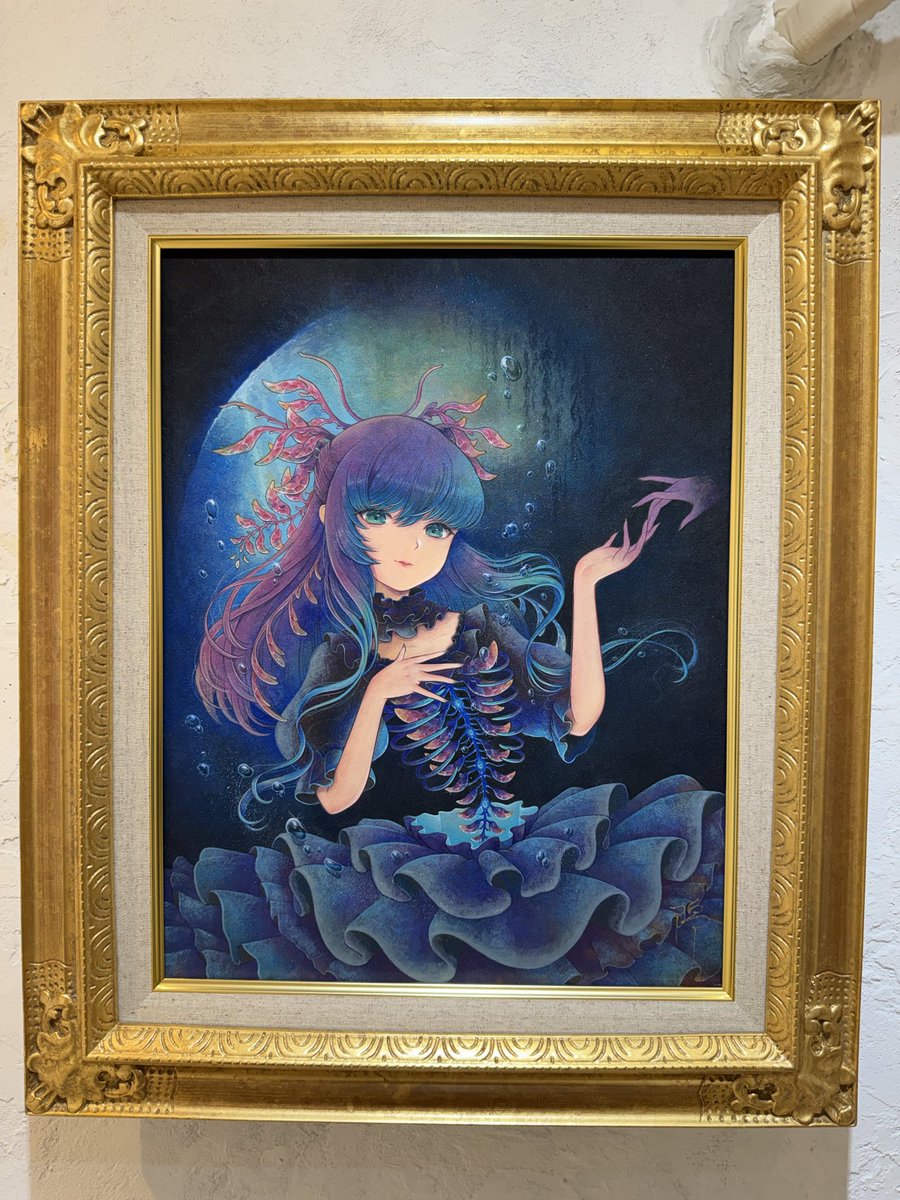 AOさんの作品を見たくてLUNE賞受賞展に行ってきましたが、行って本当に良かったです！！
 galleryで直接見る原画からは、より強く美しさを感じます。 galleryのスタッフの方に丁寧に説明してもらいましたが、AOさんが作り上げる美しい青色に魅入っちゃいました。
 #AO
 #アモーレ銀座ギャラリー