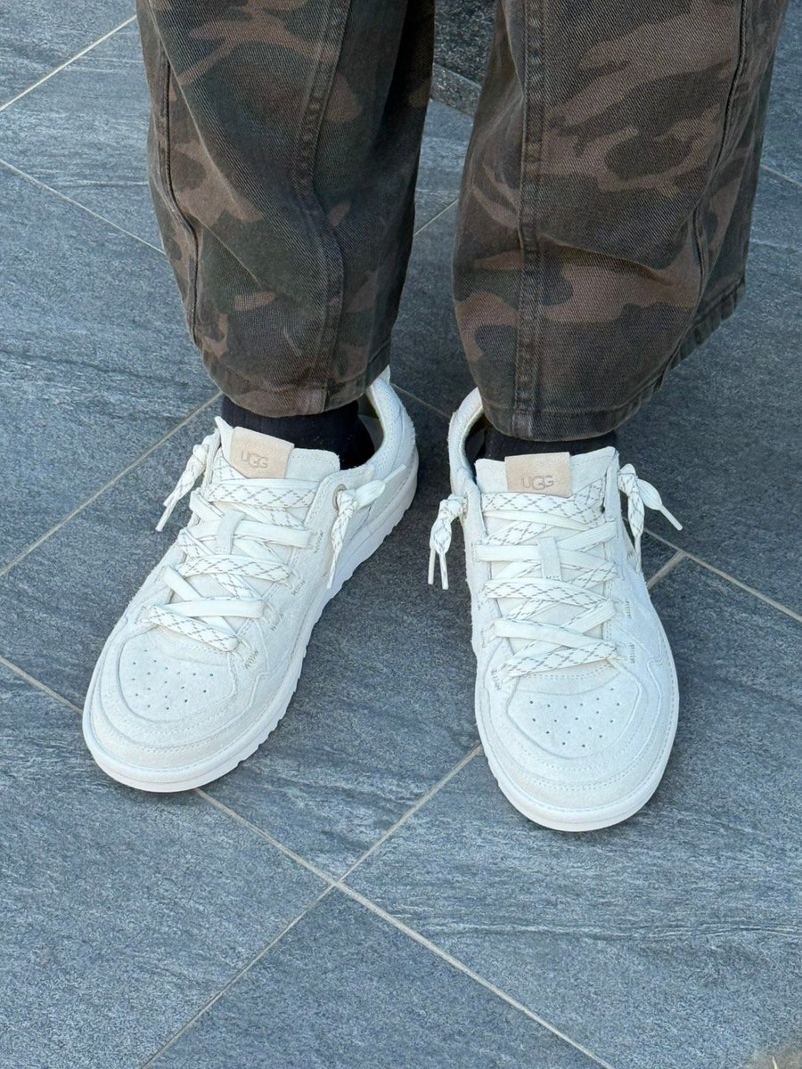 UGG®の新作Minimel👟 定番のホワイトスニーカーは、スタイリングに明る