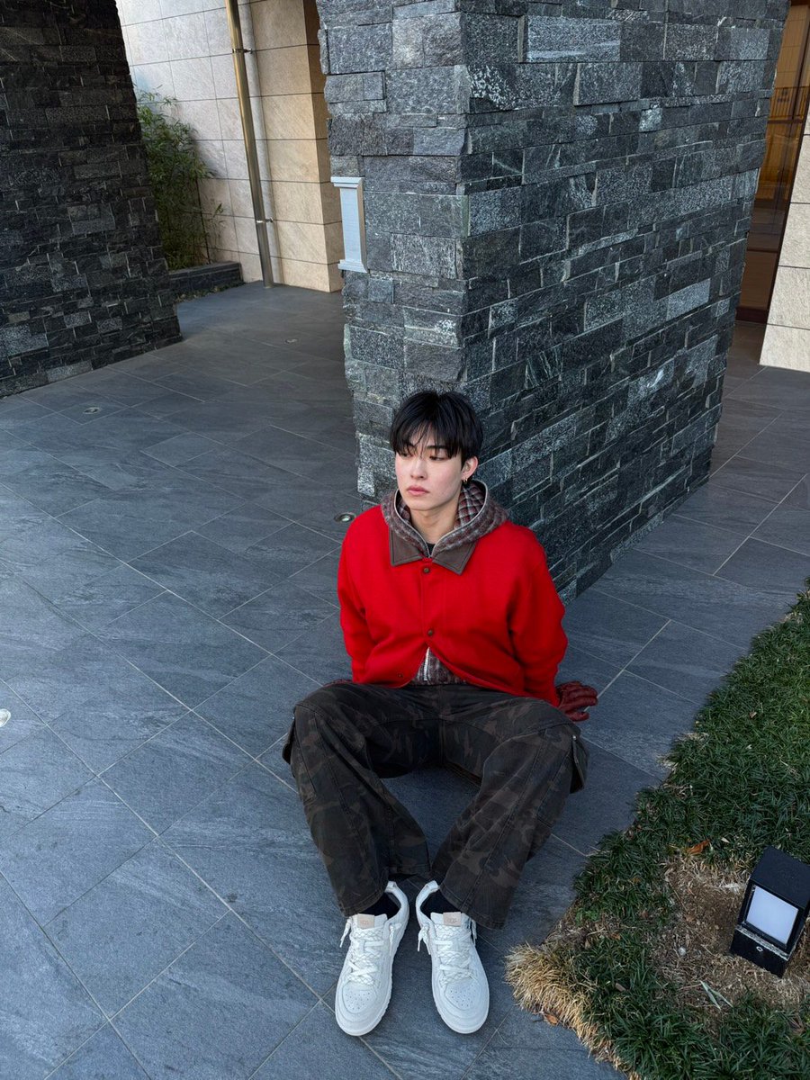 UGG®の新作Minimel👟 定番のホワイトスニーカーは、スタイリングに明る